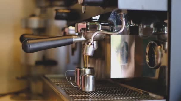 Koffie zetten met een koffiezetapparaat in een café. — Stockvideo