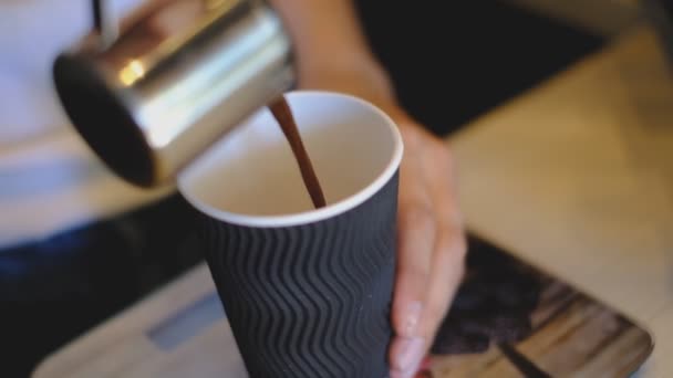 Gör kaffe med hjälp av en kaffemaskin i ett café. — Stockvideo