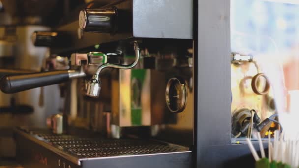 Koffie zetten met een koffiezetapparaat in een café. — Stockvideo