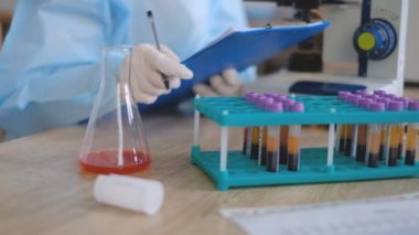 Bir doktor laboratuvarında koronavirüs aşısı arıyor. Bilim kadını virüse karşı bir aşı geliştirdi..