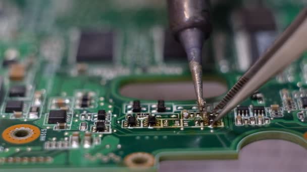 Soudage de circuits électroniques et de pièces détachées en laboratoire.