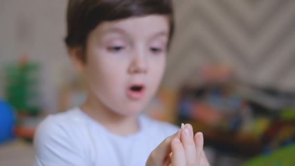 Маленький Мальчик Стоит Детской Комнате Пожимает Пальцами Молочному Зубчику Мальчик — стоковое видео
