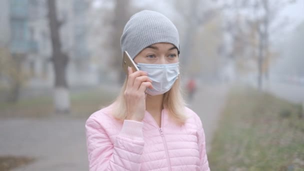 Coronavirusbescherming Een Jonge Vrouw Met Een Medisch Beschermend Masker Staat — Stockvideo