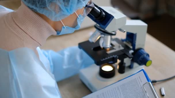 Kvinnlig Forskare Som Studerar Coronavirus Läkaren Tittar Ett Mikroskop Ett — Stockvideo