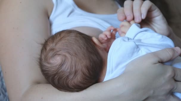 Mamma Allatta Bambino Casa Una Donna Siede Sul Letto Allatta — Video Stock