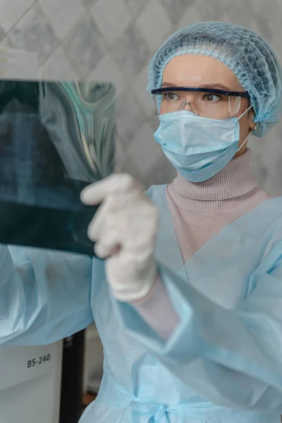 Um médico está a ver uma fluorografia de um paciente com doença coronavírus. . — Fotografia de Stock