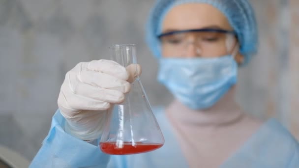 一位医生正在他的实验室里寻找一种头孢病毒疫苗 科学家妇女发明了一种病毒疫苗 — 图库视频影像