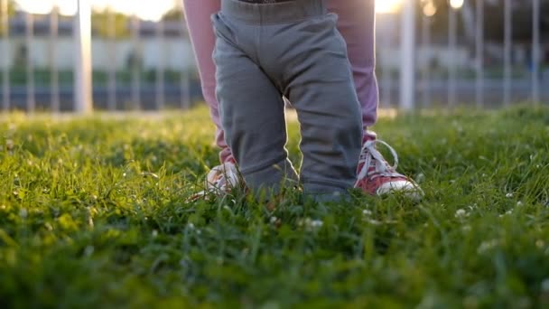 Mamá Enseña Bebé Caminar Niño Camina Descalzo Sobre Hierba Verano — Vídeos de Stock