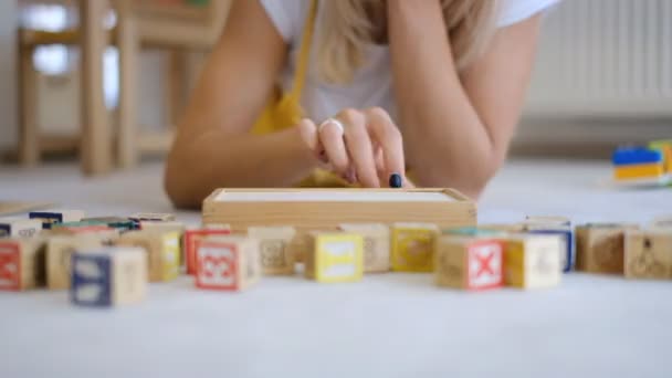 La fille recueille la parole des cubes. Vidéo conceptuel. — Video