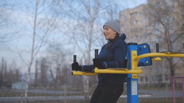Eine Junge Frau Trainiert Frühjahr Auf Der Straße Simulatoren — Stockvideo