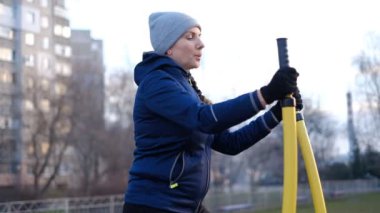 Genç bir kadın baharda sokakta simülatör eğitimi alıyor..