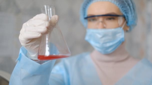 Лікар шукає вакцину проти коронавірусу в своїй лабораторії . — стокове відео