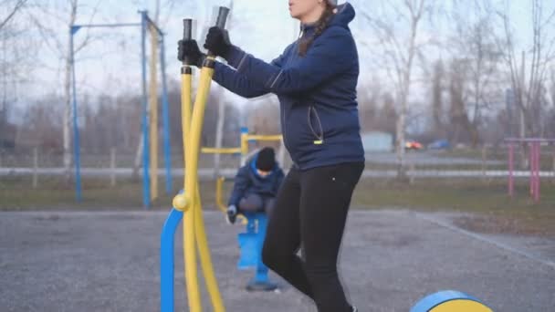 Młoda Kobieta Trenuje Symulatorach Ulicy Wiosną — Wideo stockowe