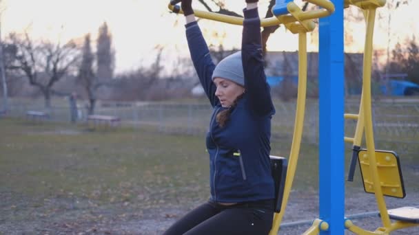 Ung Kvinna Tränar Simulatorer Gatan Våren — Stockvideo