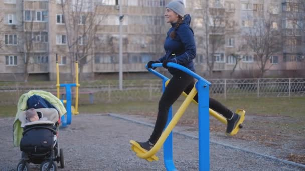 Young Woman Training Simulators Street Spring — Stock Video