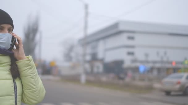 Coronavirusbescherming Een Jonge Vrouw Met Een Medisch Beschermend Masker Staat — Stockvideo