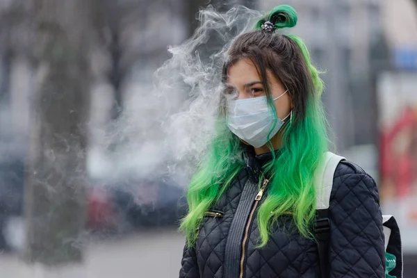 Ragazza Con Capelli Verdi Una Maschera Medica Protettiva Fuma Vaporizzatore — Foto Stock