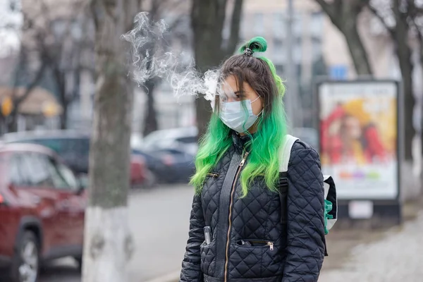 Ragazza Con Capelli Verdi Una Maschera Medica Protettiva Fuma Vaporizzatore — Foto Stock