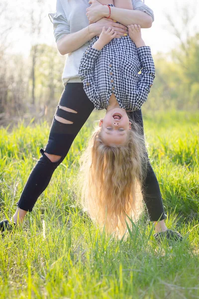 Kleines Blondes Mädchen Hat Spaß Spring Park — Stockfoto
