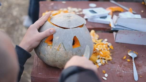 Preparando Para Feriado Halloween Cortar Uma Abóbora Com Uma Faca — Vídeo de Stock