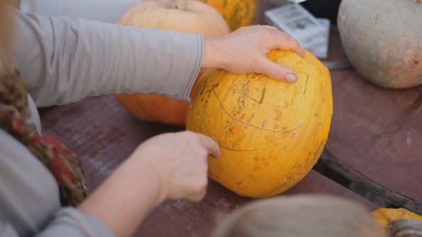 Preparándose Para Fiesta Halloween Cortar Una Calabaza Con Cuchillo — Vídeo de stock