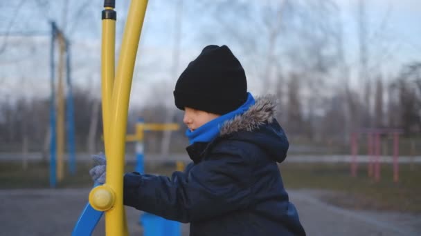 Mały Chłopiec Idzie Sportu Symulatorze Świeżym Powietrzu — Wideo stockowe