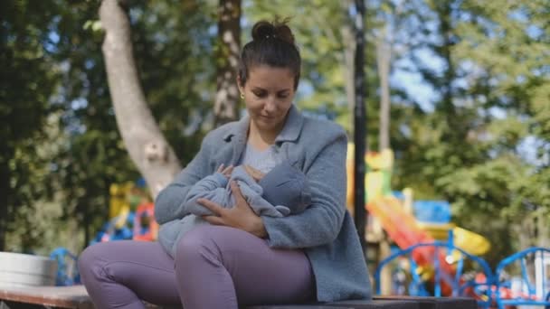 Eine Frau Stillt Ihr Baby Freien Einem Sommerpark — Stockvideo