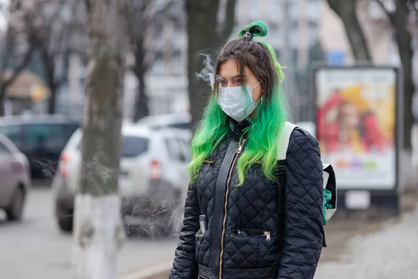 Ragazza Con Capelli Verdi Una Maschera Medica Protettiva Fuma Vaporizzatore — Foto Stock