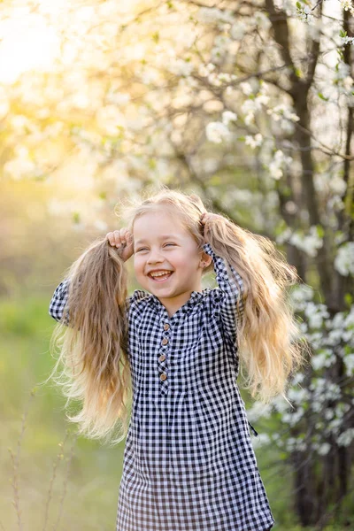 Piccola Ragazza Bionda Che Diverte Nel Parco Primaverile — Foto Stock