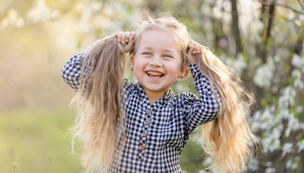 在春天的公园里玩得开心的金发小女孩 — 图库照片