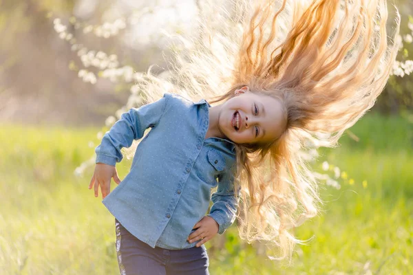 美丽浓密的小女孩在春天的公园里玩得很开心 — 图库照片