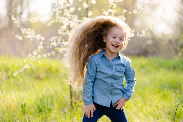 Malá Holka Krásnými Hustými Vlasy Baví Jarním Parku — Stock fotografie