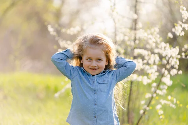 美丽浓密的小女孩在春天的公园里玩得很开心 — 图库照片