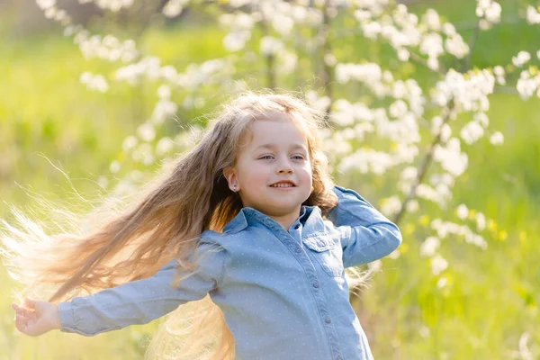 Bambina Con Bei Capelli Spessi Diverte Nel Parco Primaverile — Foto Stock