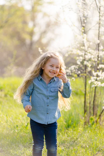 Bambina Con Bei Capelli Spessi Diverte Nel Parco Primaverile — Foto Stock