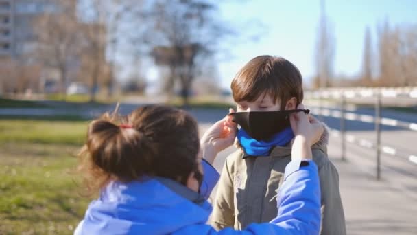Kleine Jongen Met Een Medisch Masker Staat Buurt Van Zijn — Stockvideo