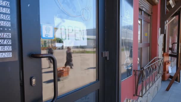 Un homme ferme un café à cause d'un coronavirus. Fermeture du magasin en raison de la quarantaine complète . — Video