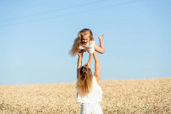 Una Giovane Donna Trova Campo Grano Estate Tiene Sua Bambina — Foto Stock