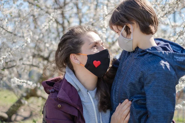 Koruyucu maskeli küçük bir oğlu olan anne evden yürüyüşe çıktı. Şehir karantinada..