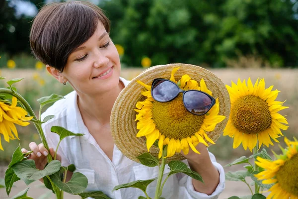 Eine Schöne Junge Frau Steht Sommer Auf Einem Sonnenblumenfeld Und — Stockfoto