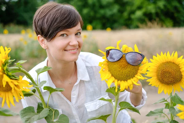 Una Bella Giovane Donna Piedi Campo Girasoli Estate Sorride Carino — Foto Stock