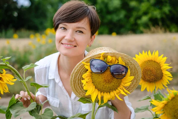 Uma Bela Jovem Mulher Está Campo Girassóis Verão Está Sorrindo — Fotografia de Stock