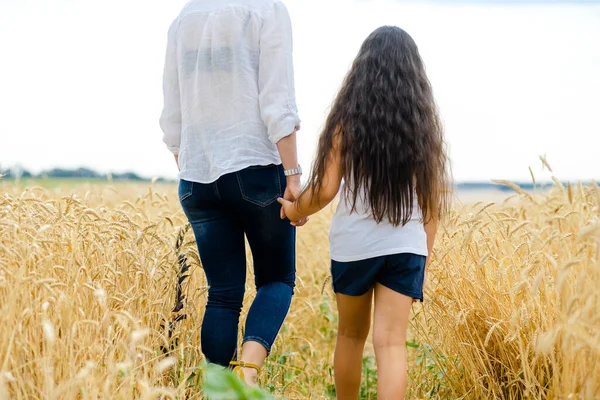 Madre Figlia Sono Unite Mano Camminano Lungo Campo Grano Estate — Foto Stock