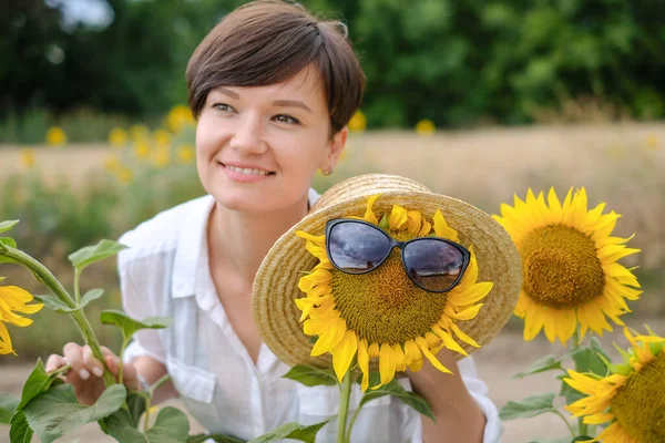 Uma Bela Jovem Mulher Está Campo Girassóis Verão Está Sorrindo — Fotografia de Stock