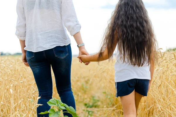 Moeder Dochter Sloegen Handen Ineen Liepen Zomer Langs Een Tarweveld — Stockfoto