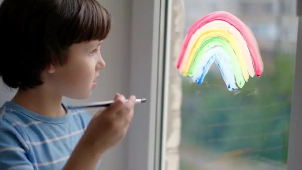 Ricerca Dell Arcobaleno Bambino Disegna Arcobaleno Una Finestra Quarantena Pandemia — Video Stock