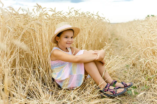 Una Niña Pequeña Sienta Campo Trigo Sombrero Paja Verano — Foto de Stock