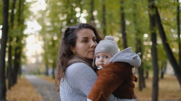 Mother with baby having fun in the park in autumn. — Stock Video