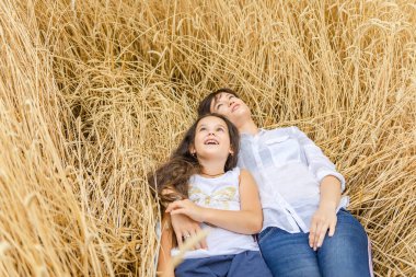 Anne kızıyla birlikte yazın bir buğday tarlasında yatıyor. Annesinin çocuğuyla yalnızlığı. Hasat zamanı.