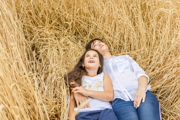 Madre Con Sua Figlia Trova Campo Grano Estate Solitudine Della — Foto Stock